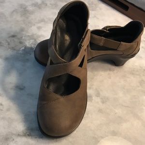 Aravon Portia Mary Jane Clogs/Sandals Taupe/Brown Size 9 EUC